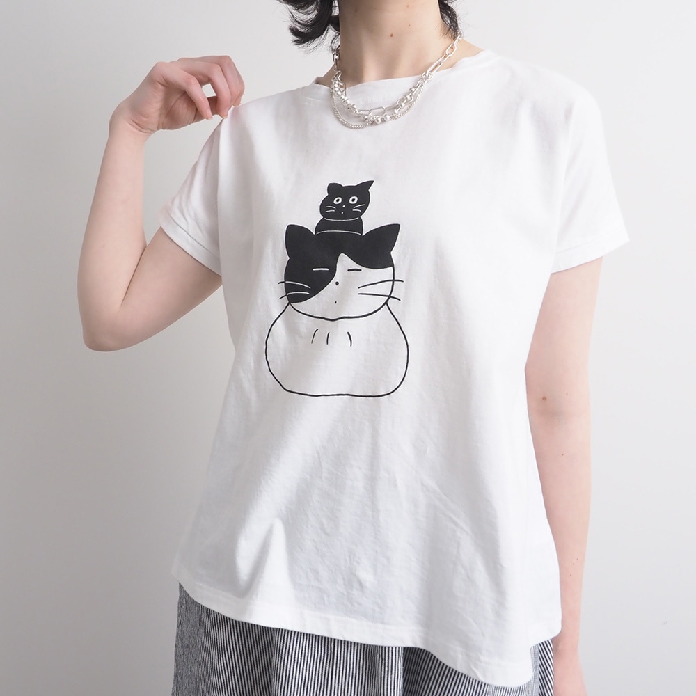 山田美津子さんコラボプリントTシャツ　Tシャツを着た女性の正面