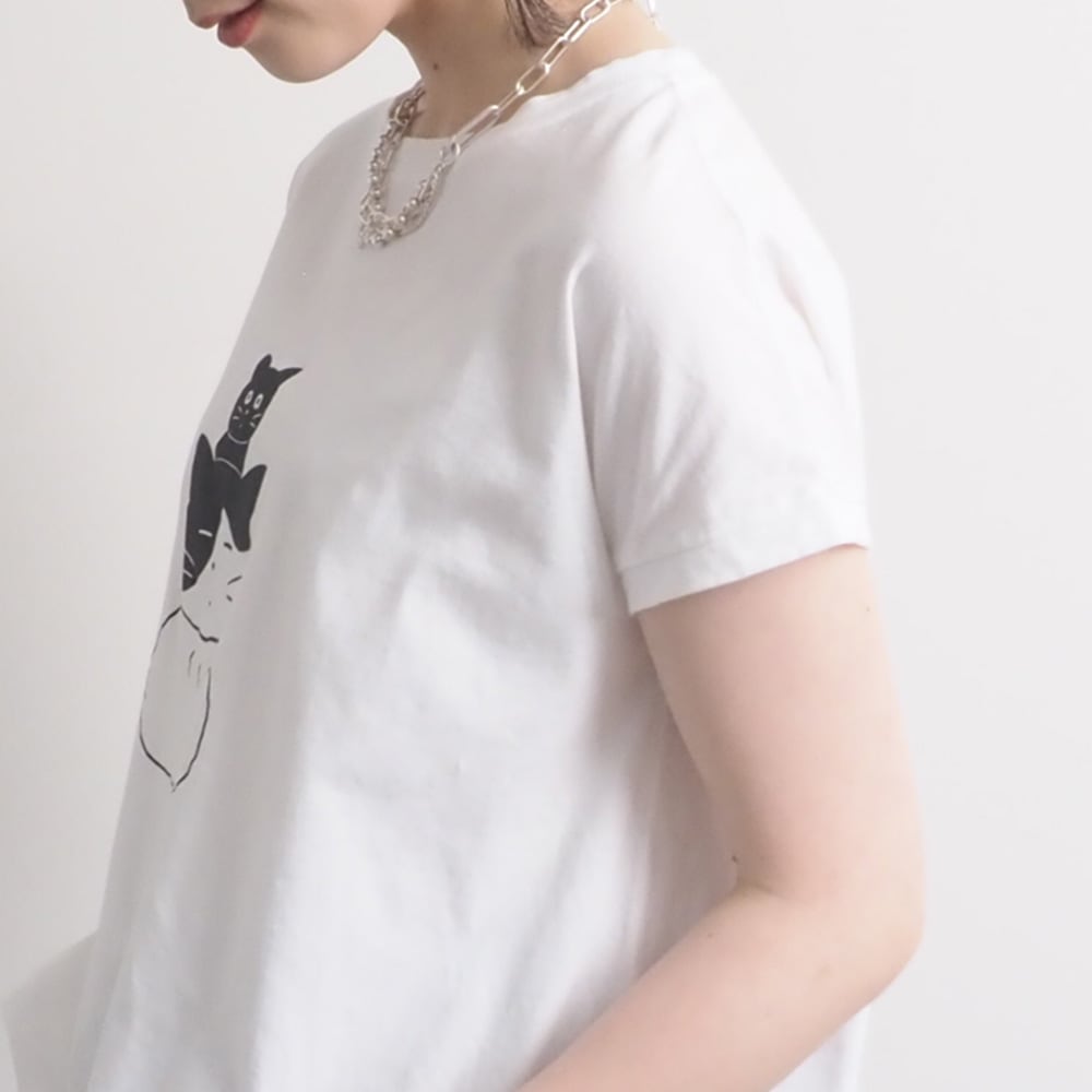 山田美津子さんコラボプリントTシャツ　Tシャツを着た女性の正面