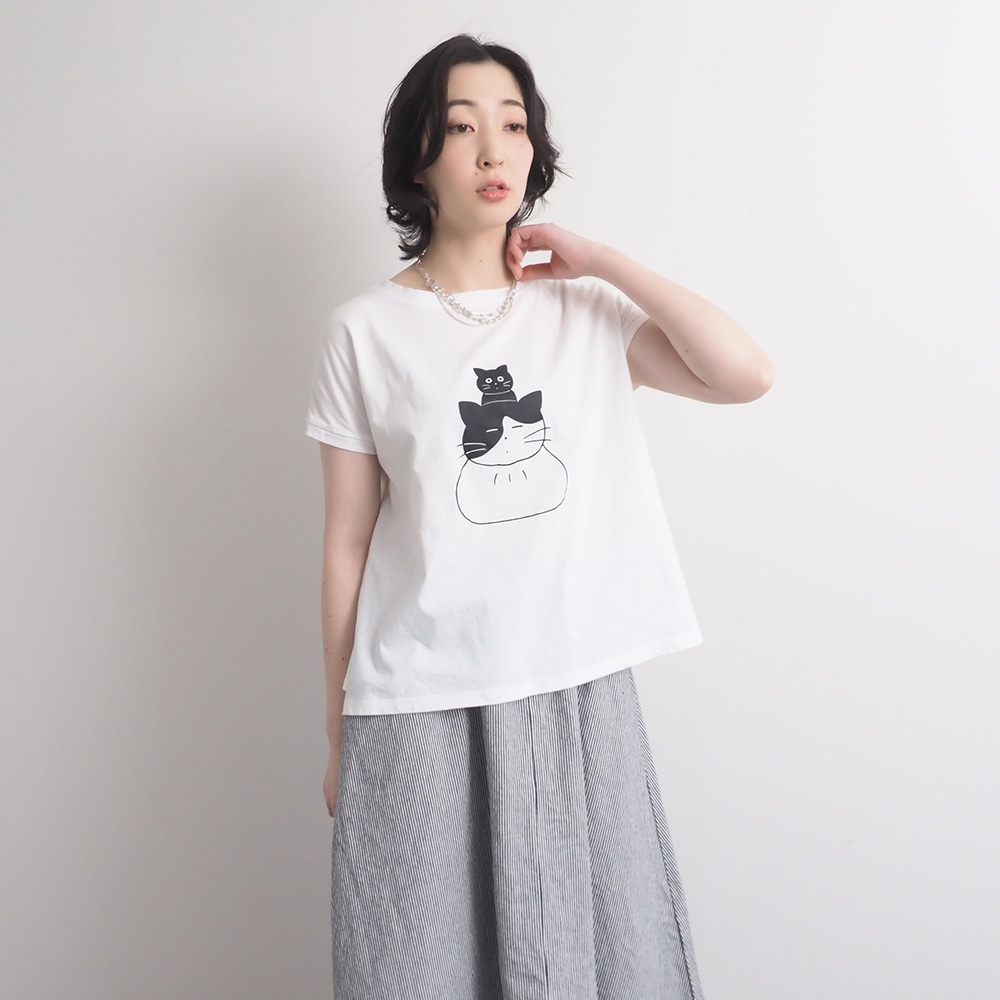 山田美津子さんコラボプリントTシャツ　Tシャツを着た女性の正面