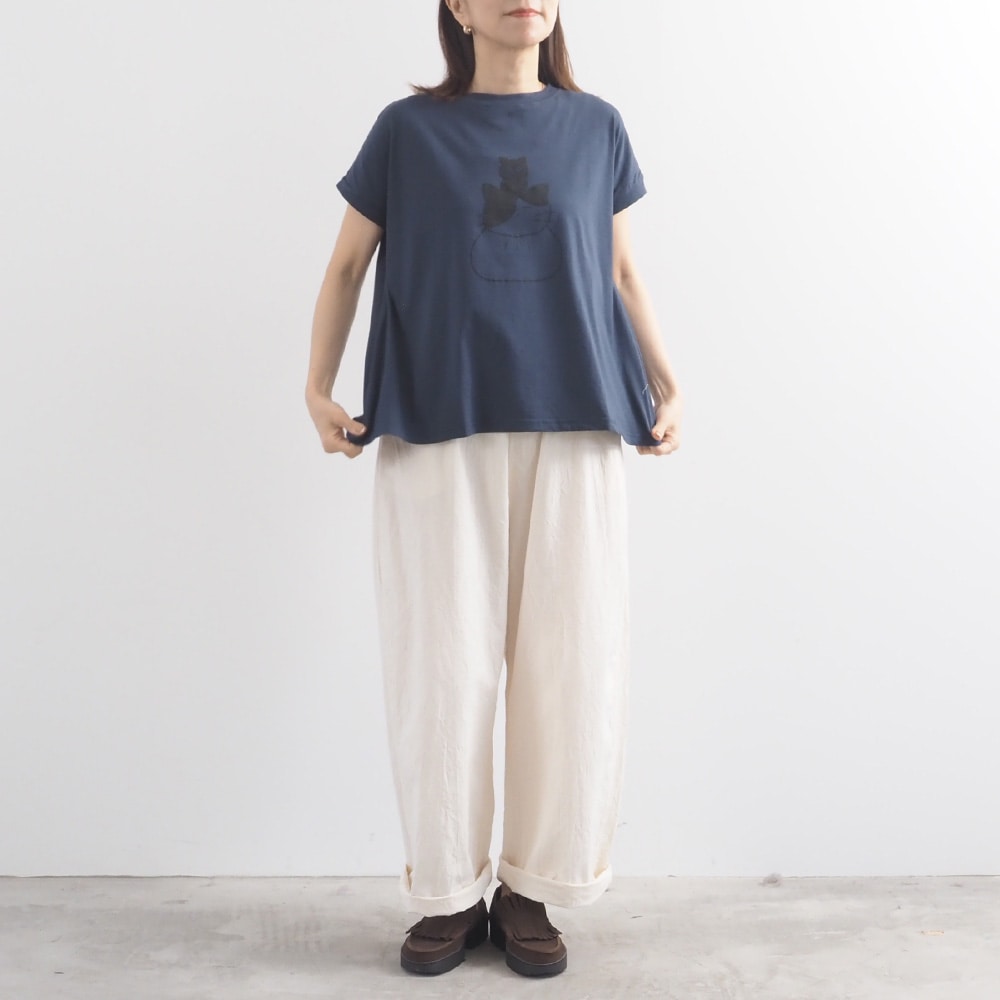 山田美津子さんコラボプリントTシャツ　Tシャツを着た女性の全身