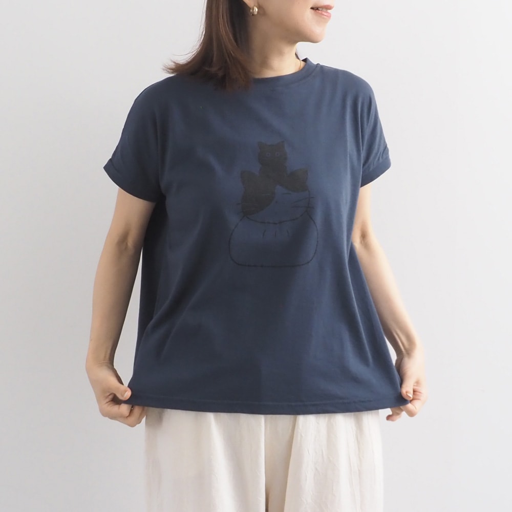 山田美津子さんコラボプリントTシャツ　Tシャツを着た女性の全身