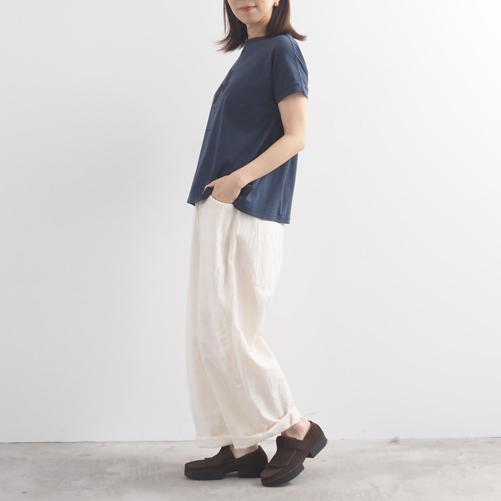 山田美津子さんコラボプリントTシャツ　Tシャツを着た女性の全身