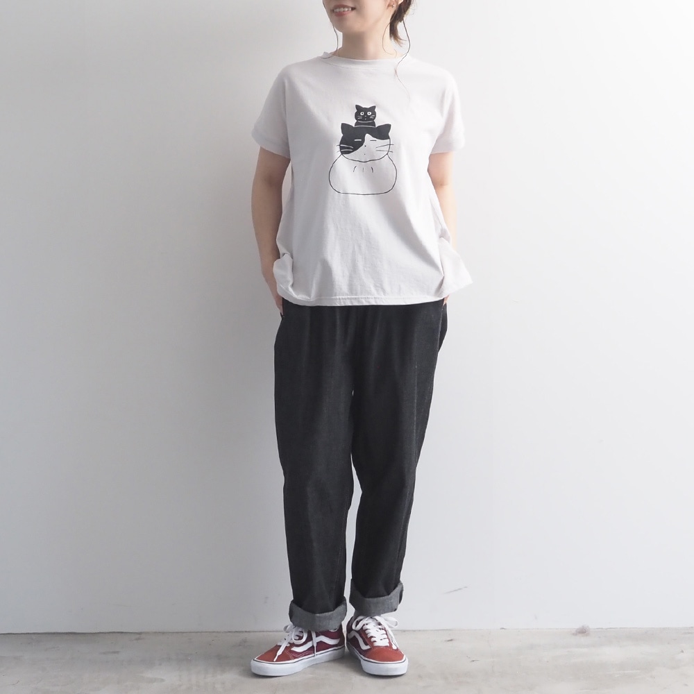 山田美津子さんコラボプリントTシャツ　Tシャツを着た女性の全身