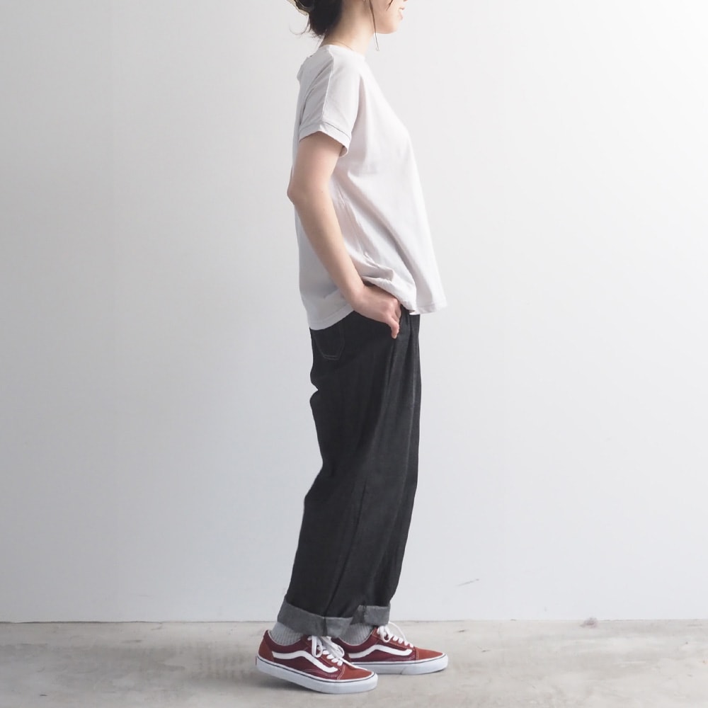 山田美津子さんコラボプリントTシャツ　Tシャツを着た女性の全身