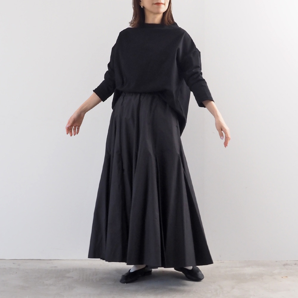タイプライター たっぷりフレアのスカート　スカートを着た女性の全身