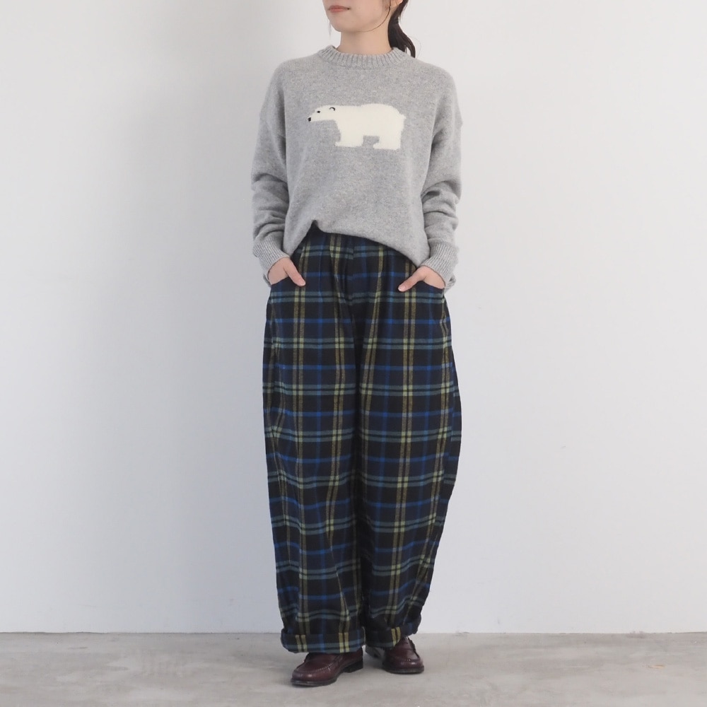Nishiwakiフランネルチェック ノッポパンツ　パンツを着た女性の全身