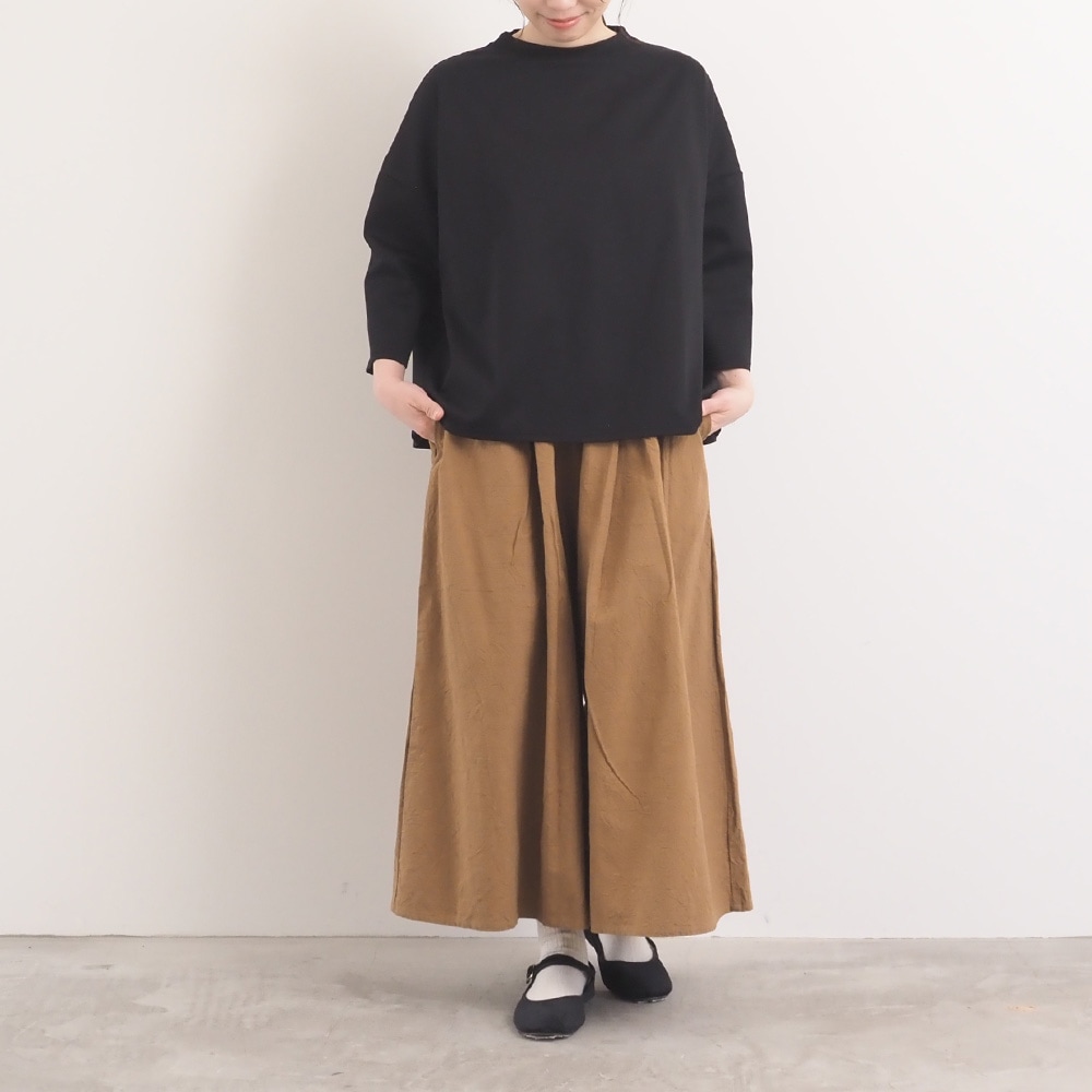 スーピマコットンポンチ ワイドT7分袖　プルオーバーを着た女性の全身