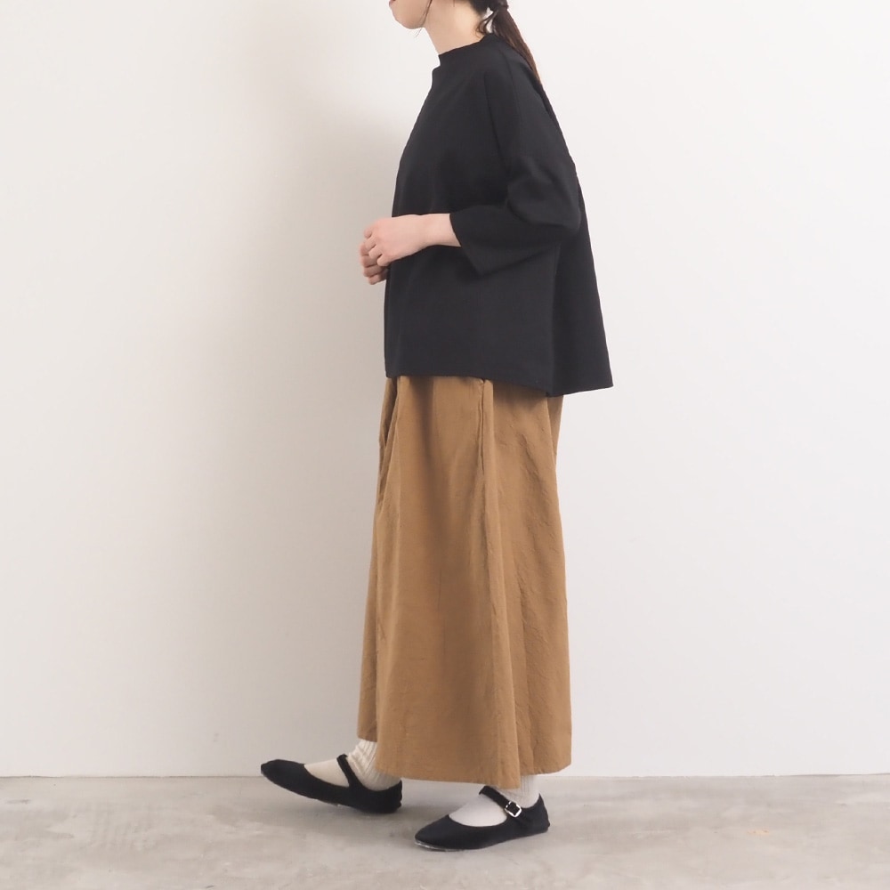 スーピマコットンポンチ ワイドT7分袖　プルオーバーを着た女性の全身