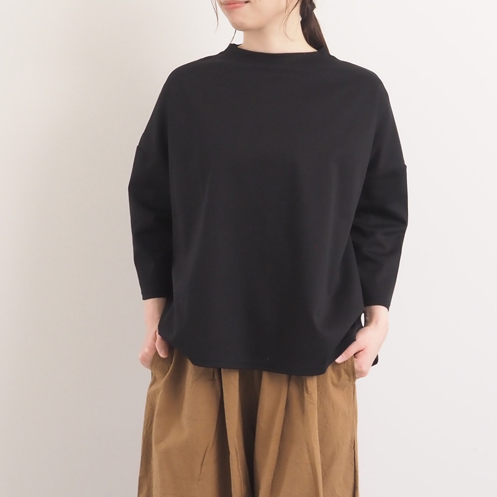 スーピマコットンポンチ ワイドT7分袖　プルオーバーを着た女性の全身