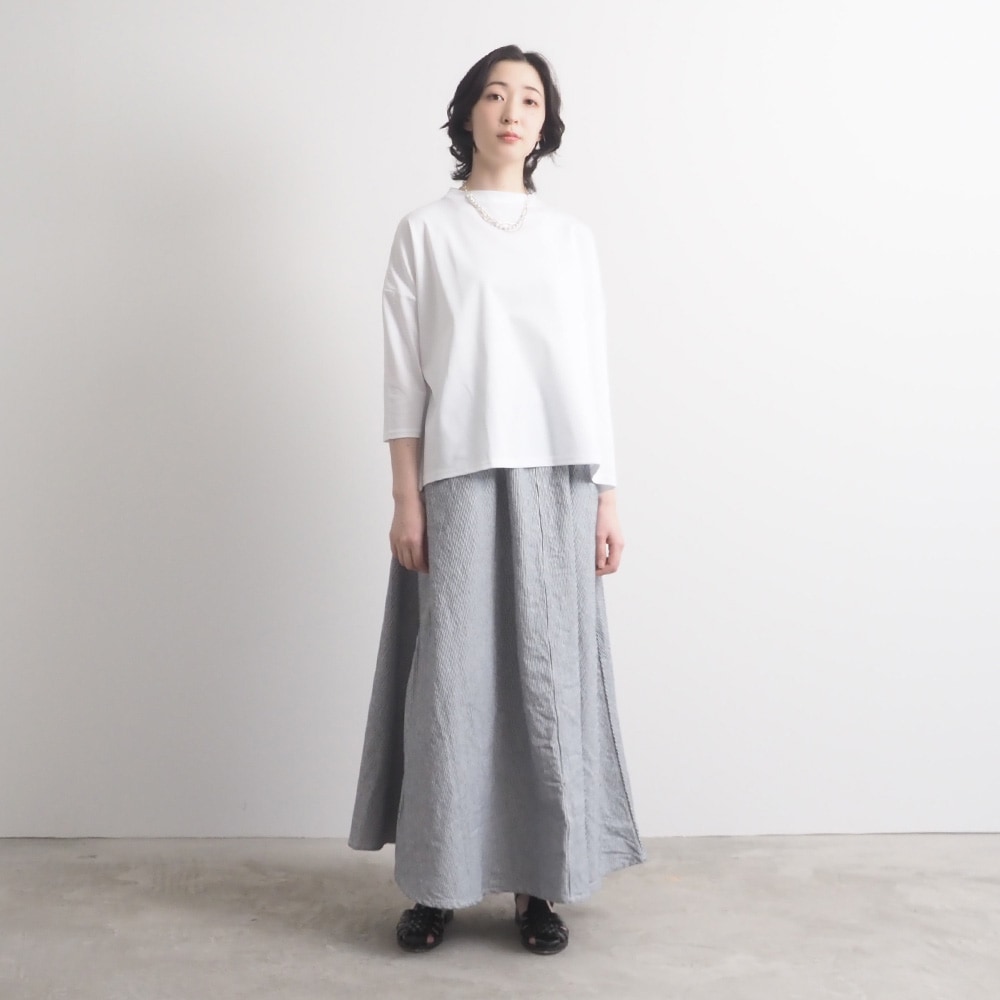 スーピマコットンポンチ ワイドT7分袖　プルオーバーを着た女性の全身