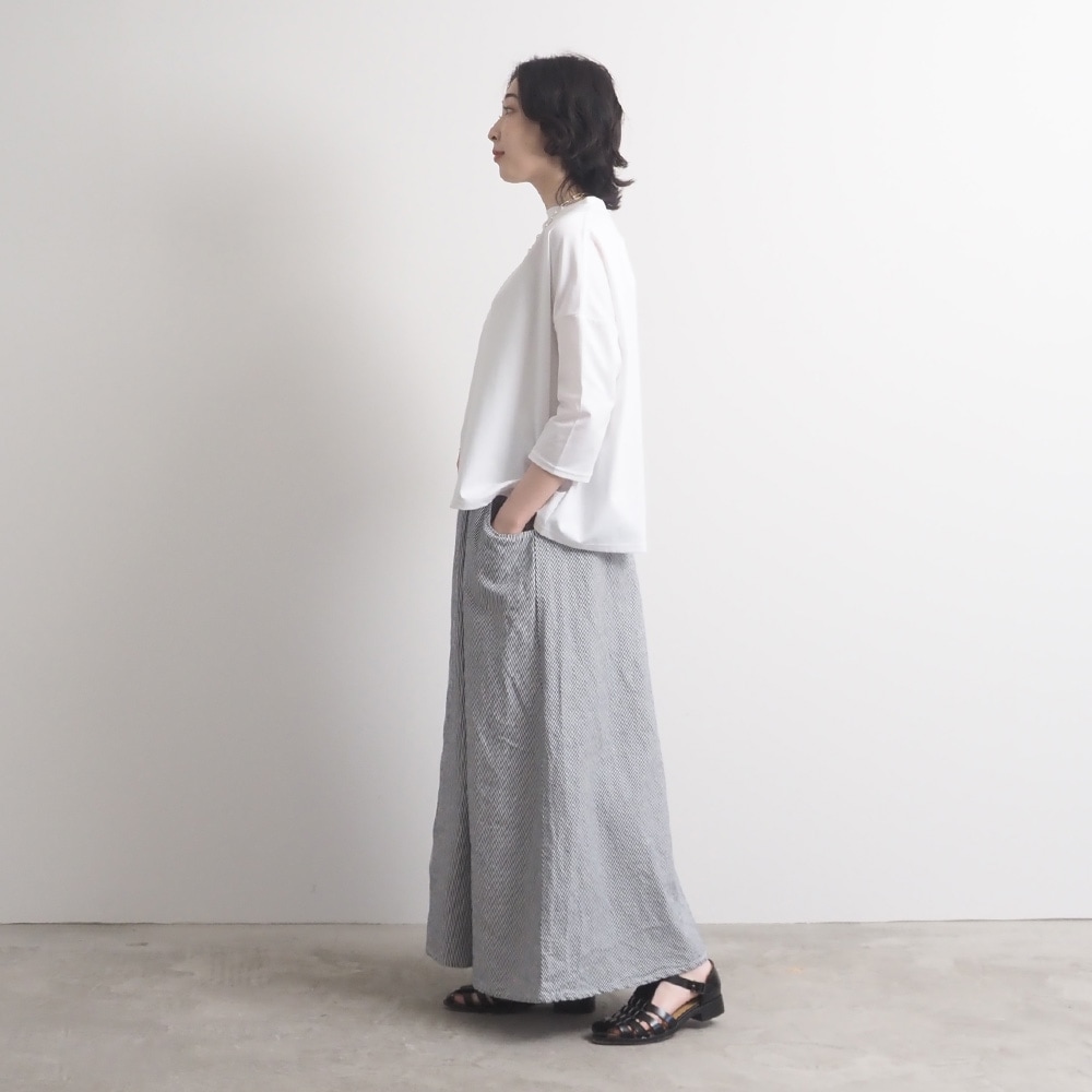 スーピマコットンポンチ ワイドT7分袖　プルオーバーを着た女性の全身