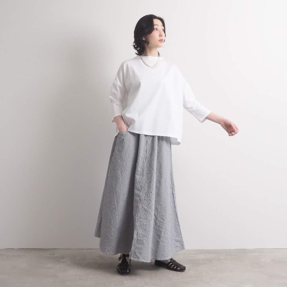スーピマコットンポンチ ワイドT7分袖　プルオーバーを着た女性の全身