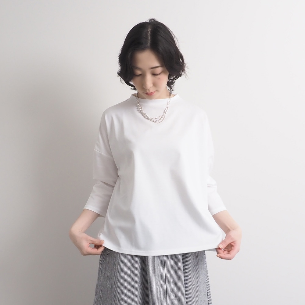 スーピマコットンポンチ ワイドT7分袖　プルオーバーを着た女性の全身