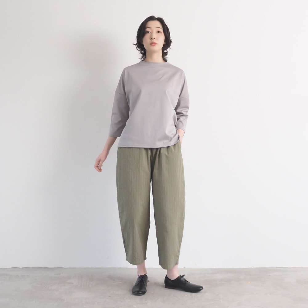 スーピマコットンポンチ ワイドT7分袖　プルオーバーを着た女性の全身
