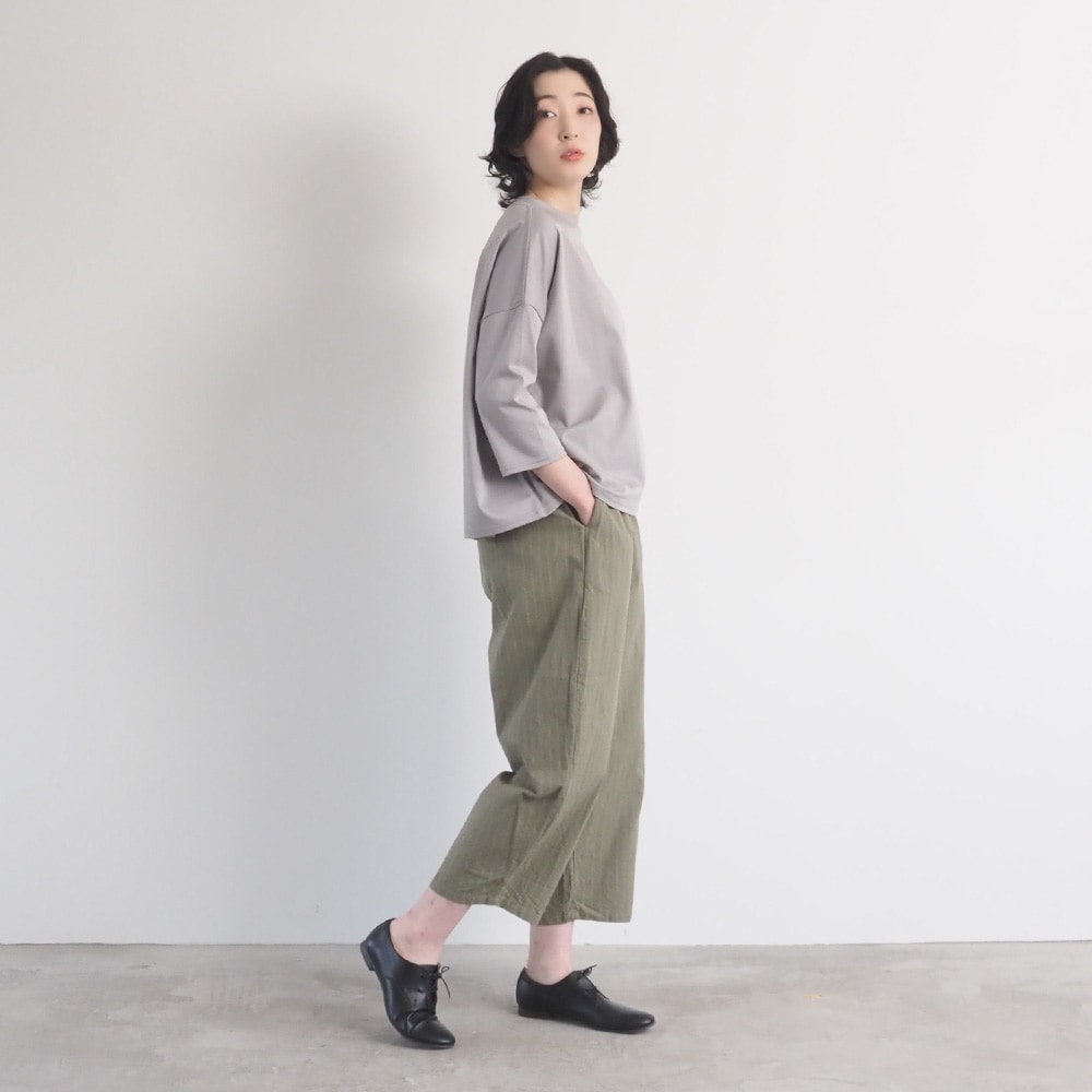 スーピマコットンポンチ ワイドT7分袖　プルオーバーを着た女性の全身