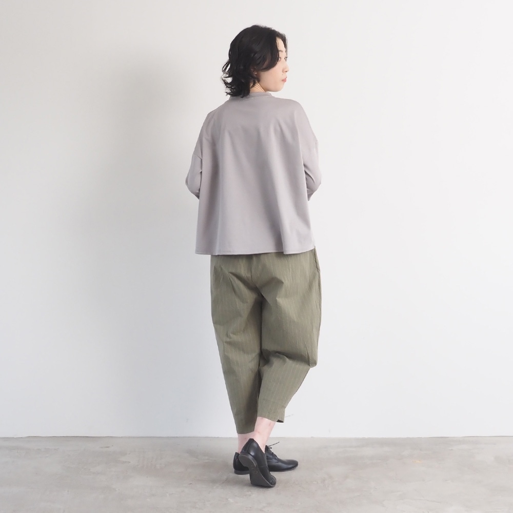 スーピマコットンポンチ ワイドT7分袖　プルオーバーを着た女性の全身