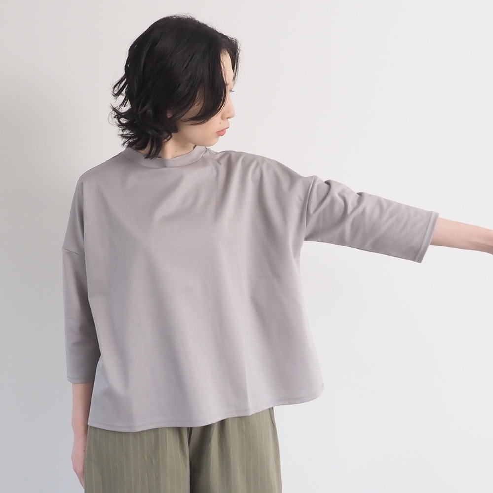 スーピマコットンポンチ ワイドT7分袖　プルオーバーを着た女性の正面
