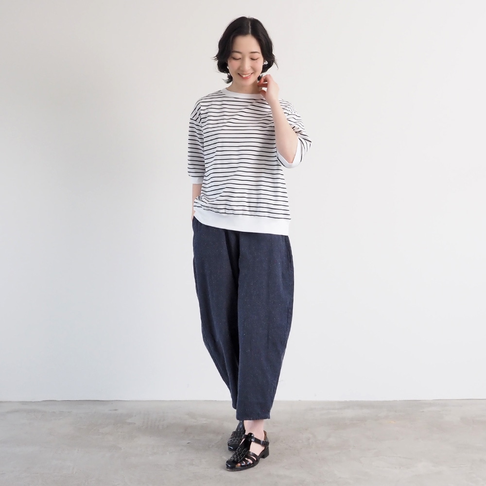 スーピマコットンポンチBD コンパクトT5分袖　Tシャツを着た女性の全身