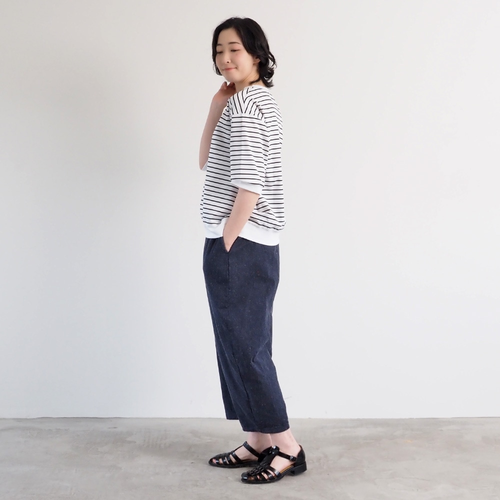 スーピマコットンポンチBD コンパクトT5分袖　Tシャツを着た女性の全身