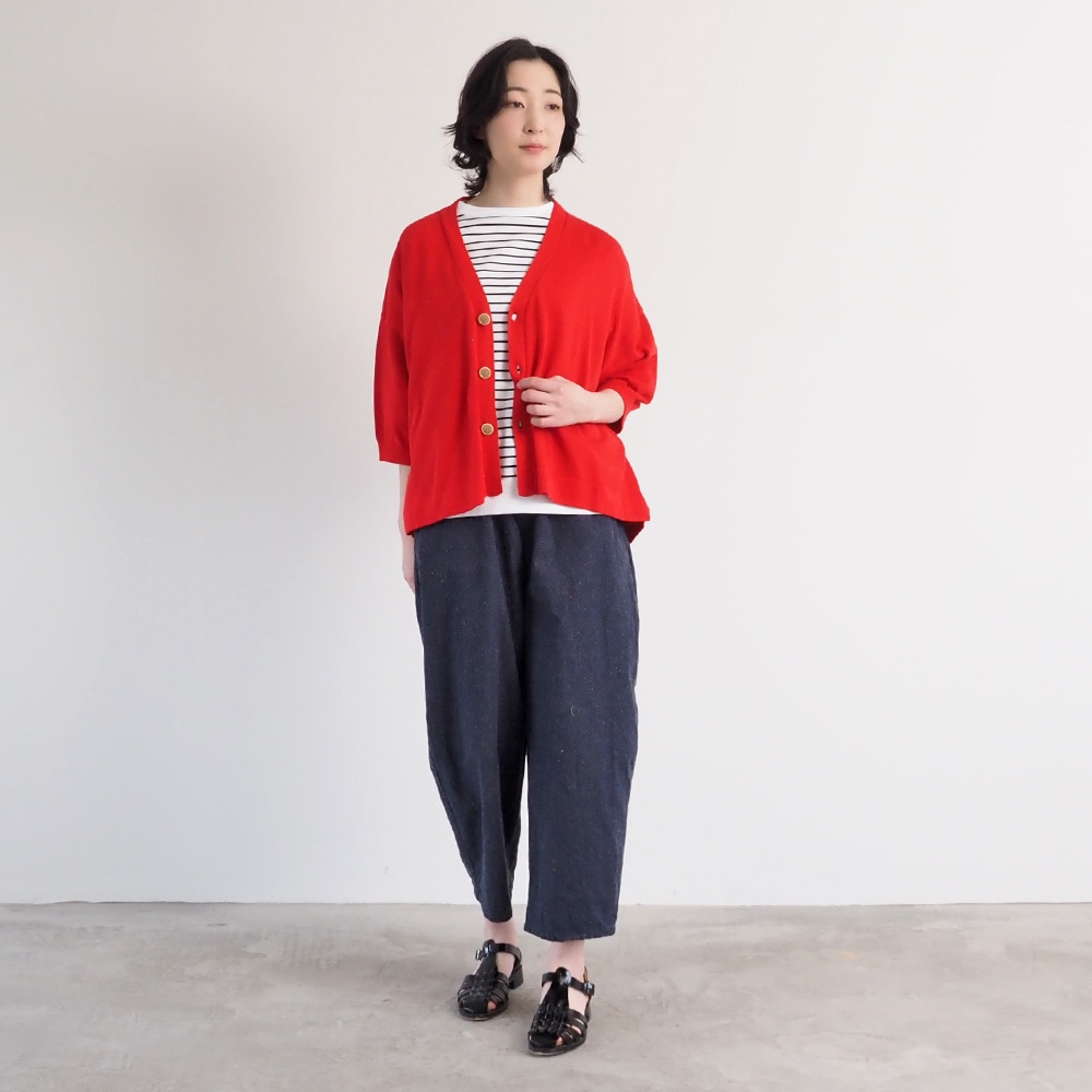 スーピマコットンポンチBD コンパクトT5分袖　Tシャツを着た女性の全身