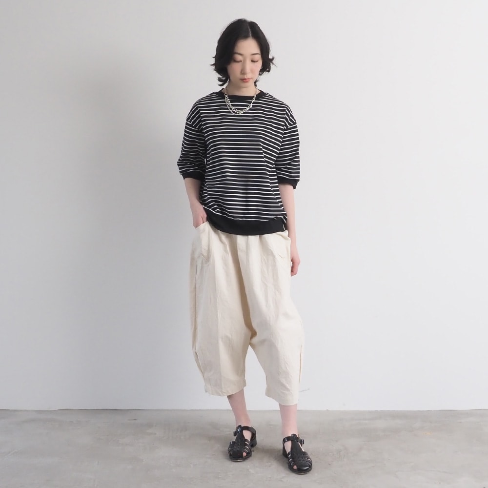 スーピマコットンポンチBD コンパクトT5分袖　Tシャツを着た女性の全身