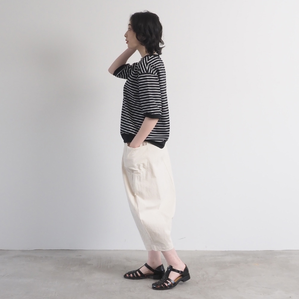 スーピマコットンポンチBD コンパクトT5分袖　Tシャツを着た女性の全身