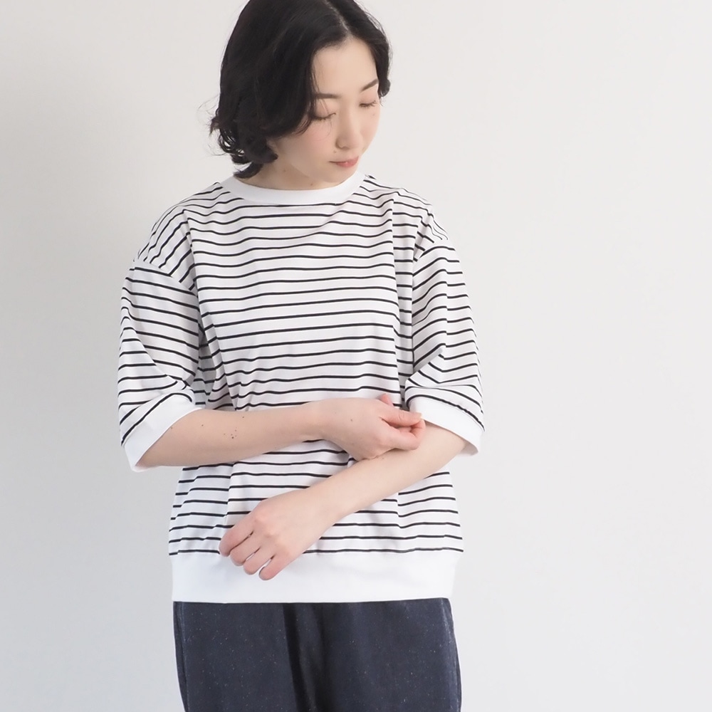 スーピマコットンポンチBD コンパクトT5分袖　Tシャツを着た女性の正面