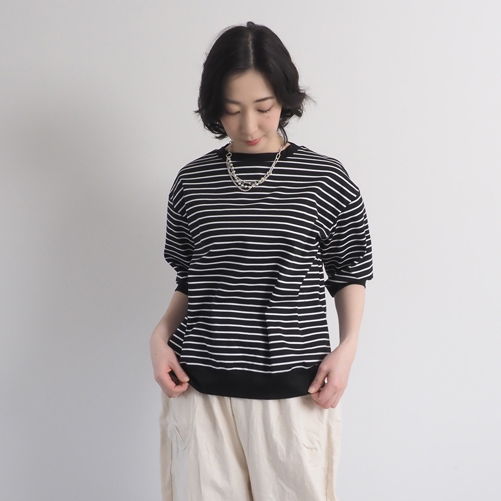 スーピマコットンポンチBD コンパクトT5分袖　Tシャツを着た女性の正面