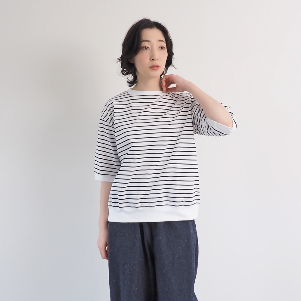 スーピマコットンポンチBD コンパクトT5分袖　Tシャツを着た女性の正面