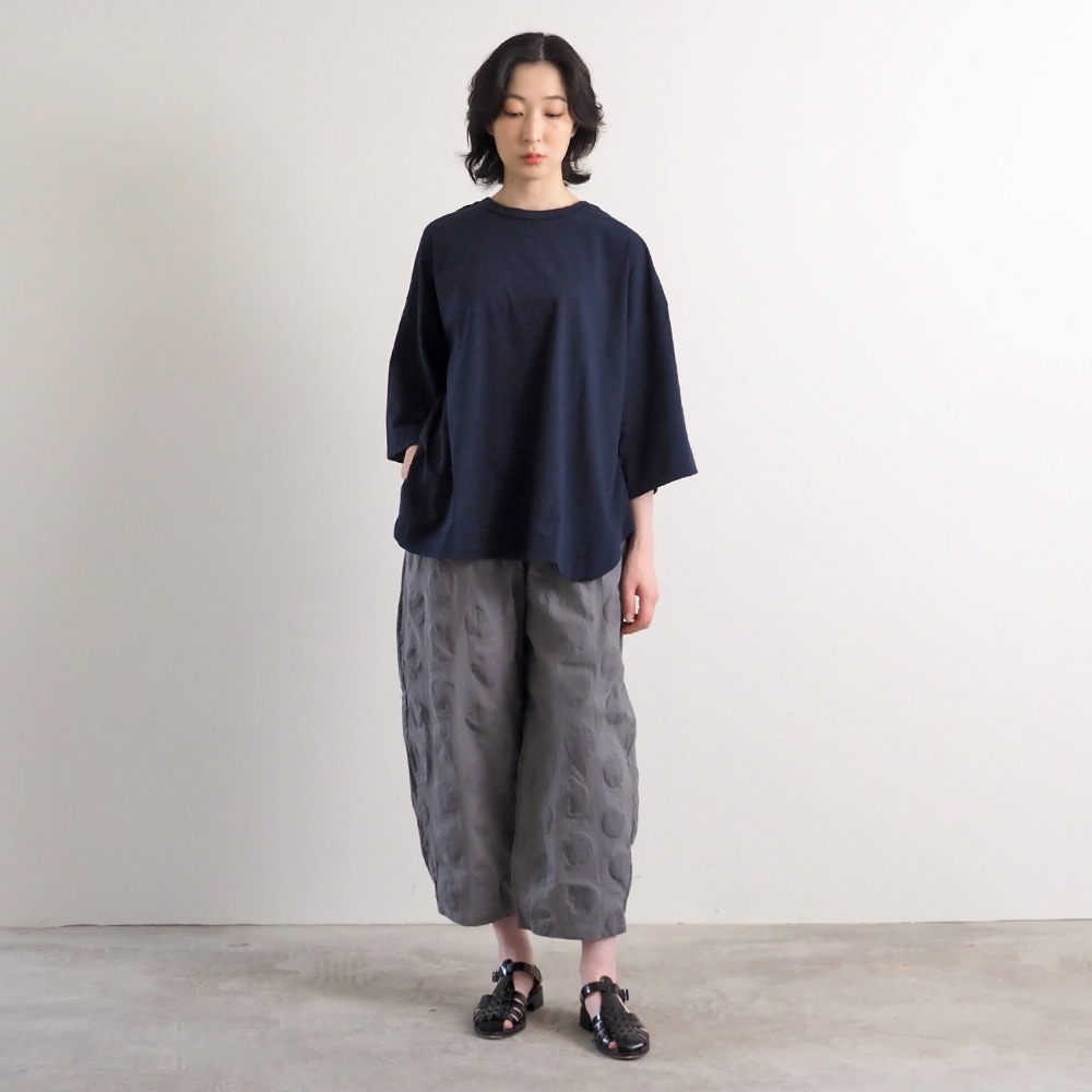 綿麻シーチング塩縮 エッグパンツ　パンツを着た女性の全身