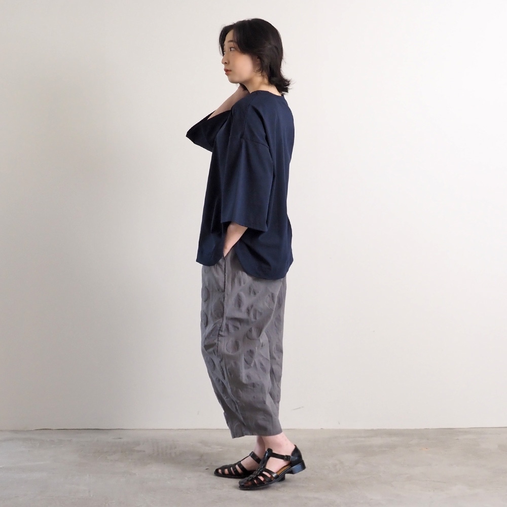 綿麻シーチング塩縮 エッグパンツ　パンツを着た女性の全身
