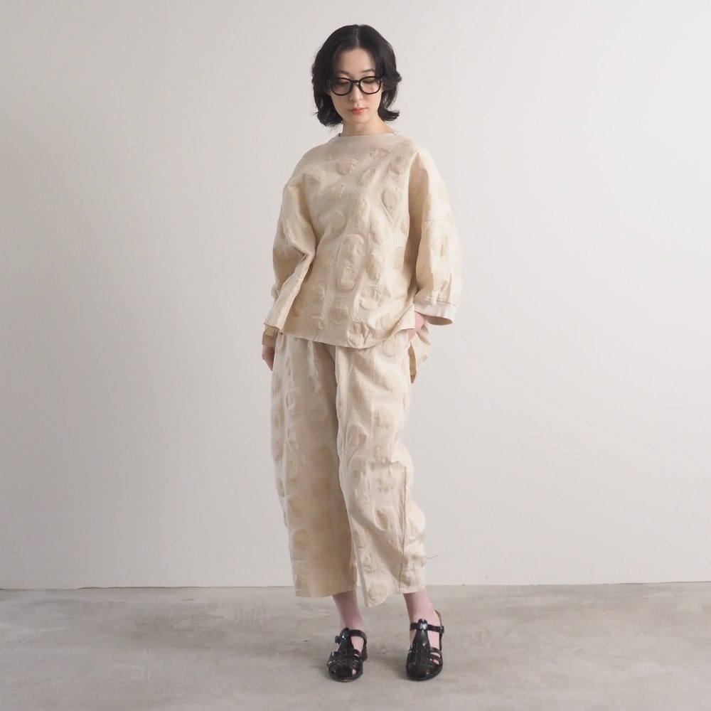綿麻シーチング塩縮 エッグパンツ　パンツを着た女性の全身