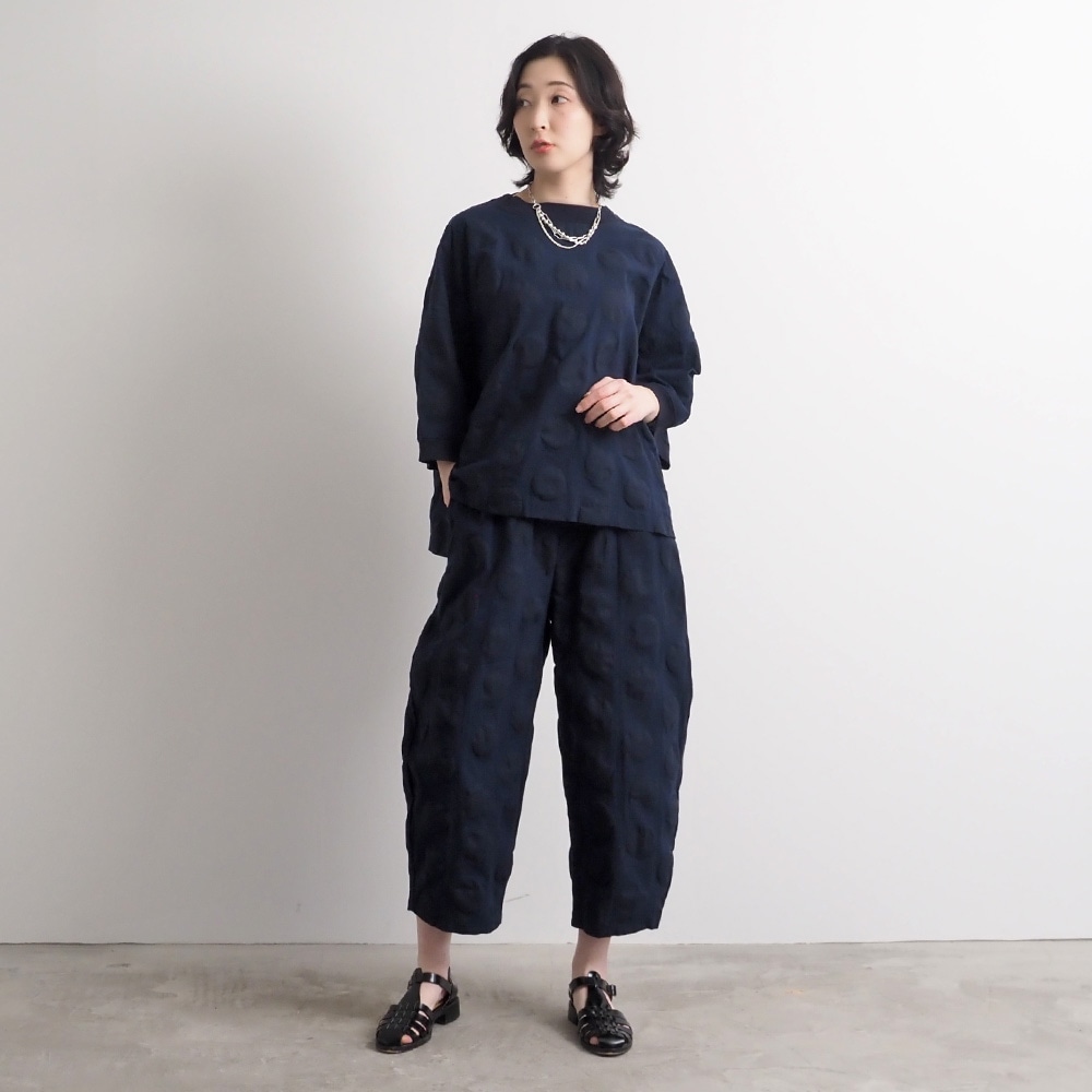 綿麻シーチング塩縮 エッグパンツ　パンツを着た女性の全身