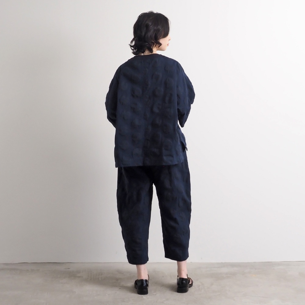 綿麻シーチング塩縮 エッグパンツ　パンツを着た女性の全身