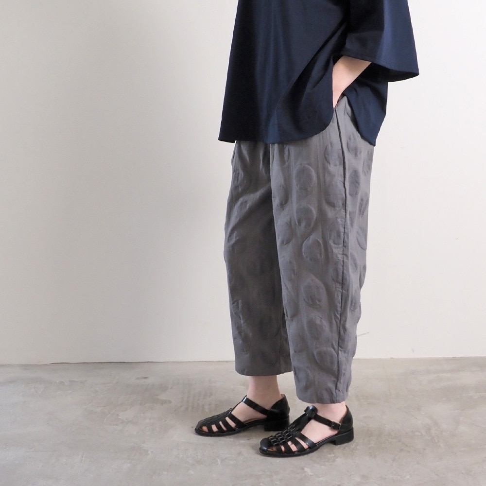 綿麻シーチング塩縮 エッグパンツ　パンツを着た女性の正面
