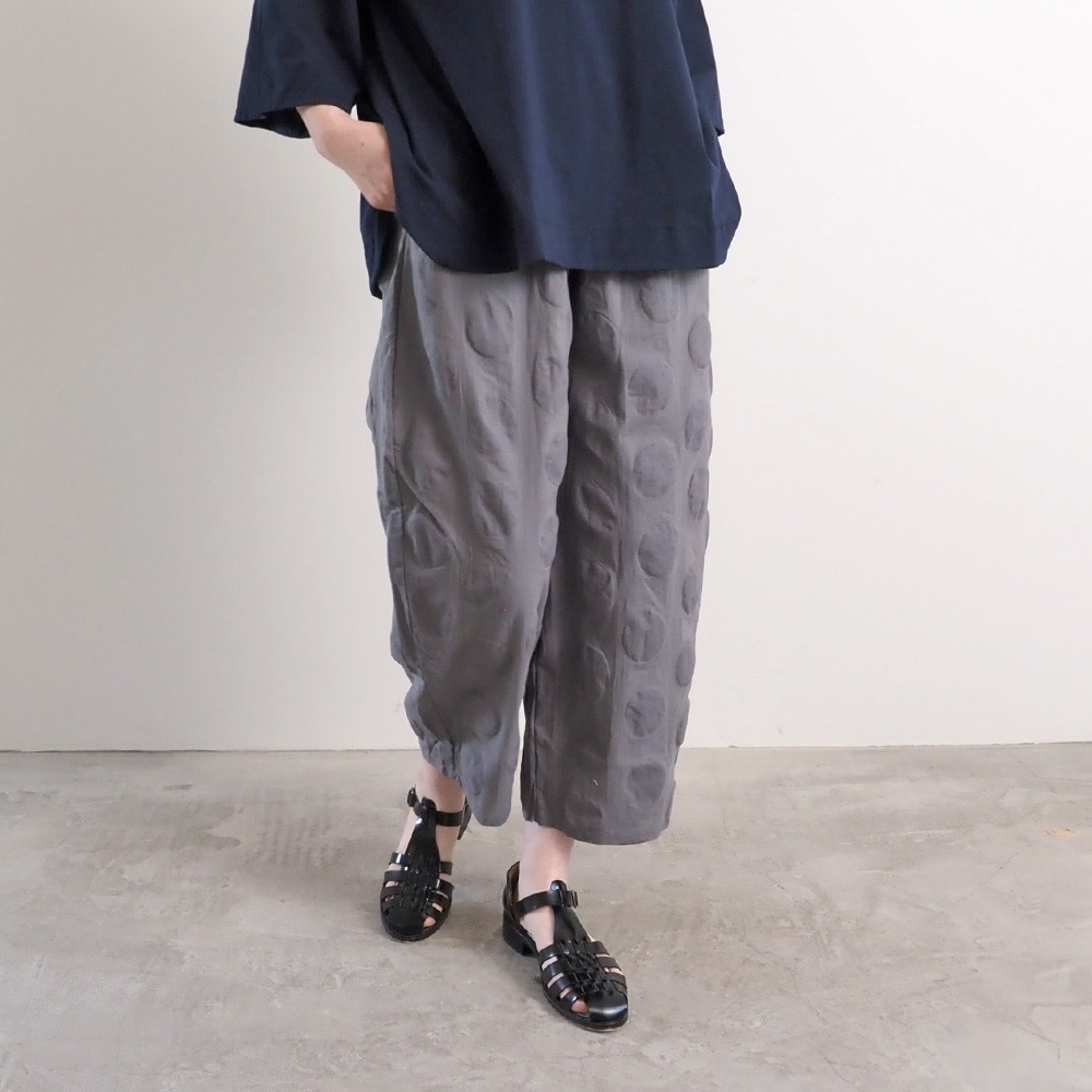 綿麻シーチング塩縮 エッグパンツ　パンツを着た女性の正面