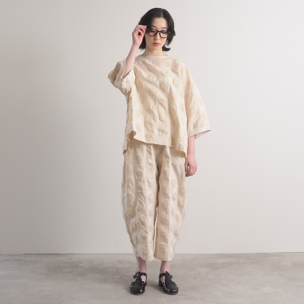 綿麻シーチング塩縮 ワイドT　Tシャツを着た女性の全身