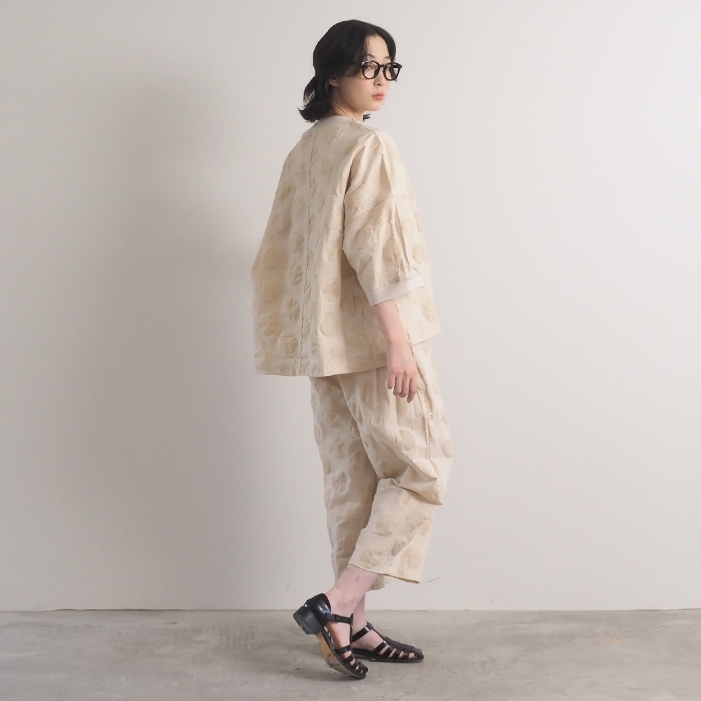 綿麻シーチング塩縮 ワイドT　Tシャツを着た女性の全身