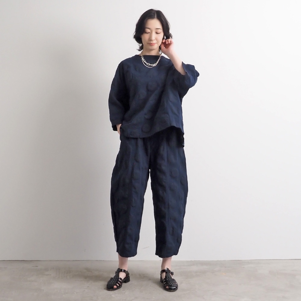 綿麻シーチング塩縮 ワイドT　Tシャツを着た女性の全身
