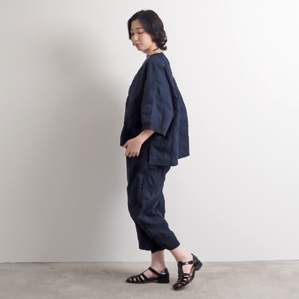 綿麻シーチング塩縮 ワイドT　Tシャツを着た女性の全身