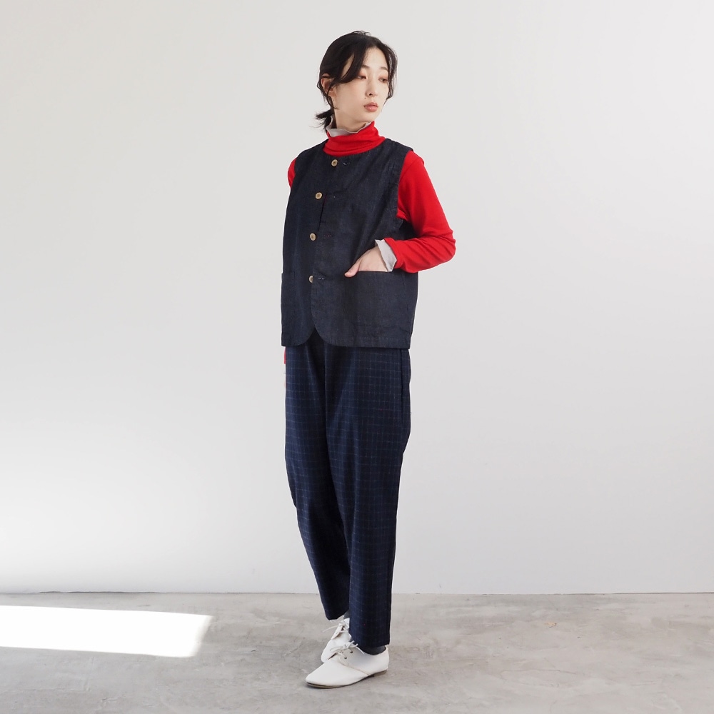 8ozムラデニム フロントボタンベスト　ベストを着た女性の全身