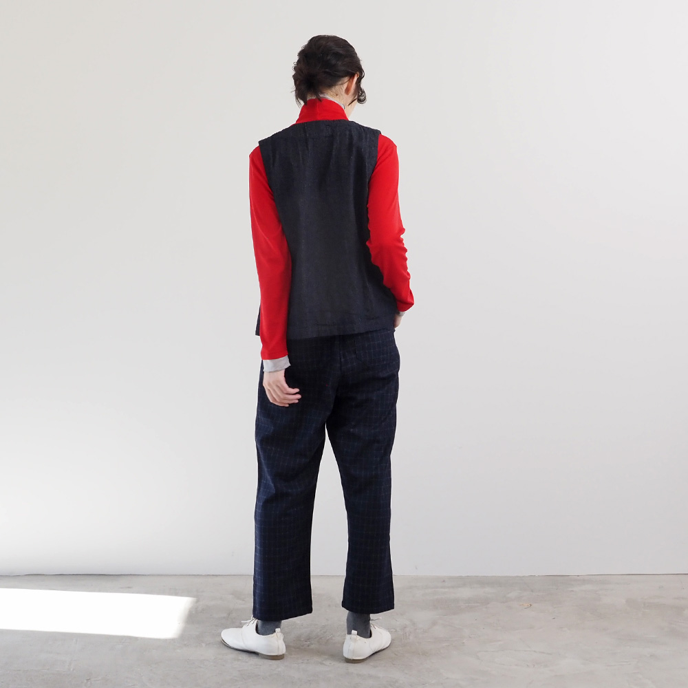 8ozムラデニム フロントボタンベスト　ベストを着た女性の全身