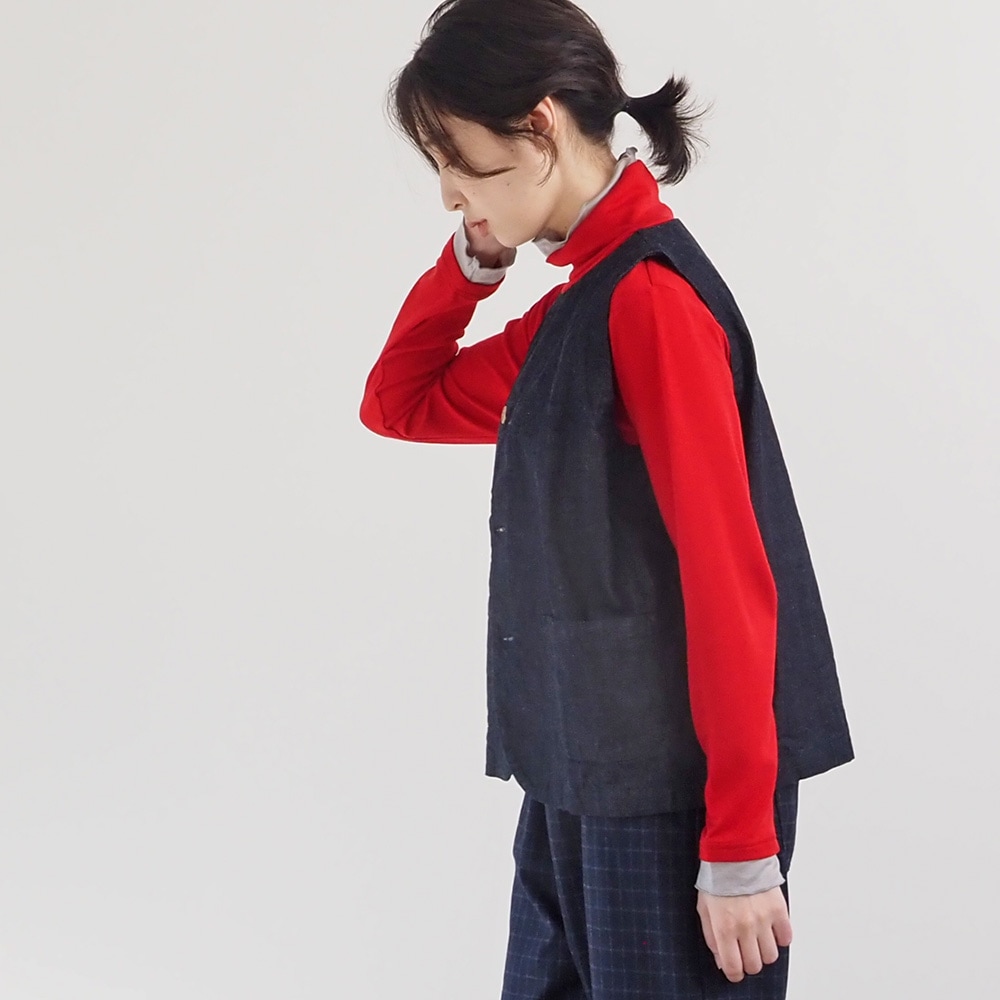 8ozムラデニム フロントボタンベスト　ベストを着た女性の正面