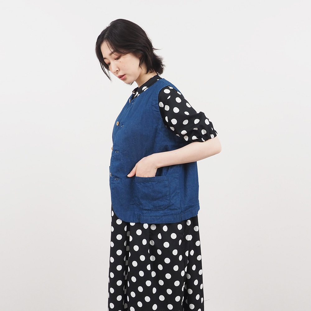 8ozムラデニム フロントボタンベスト　ベストを着た女性の全身