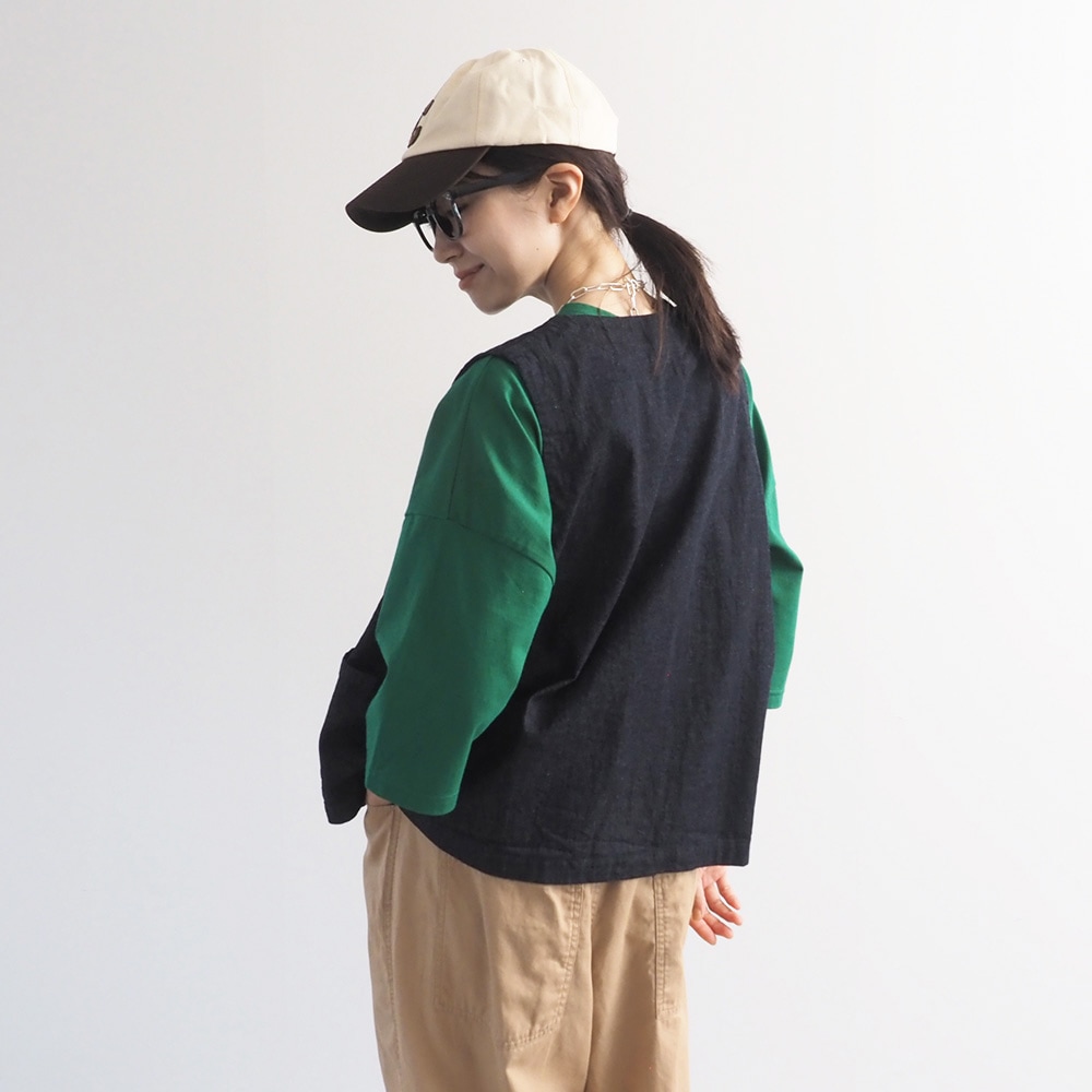 8ozムラデニム フロントボタンベスト ベストを着た女性の全身