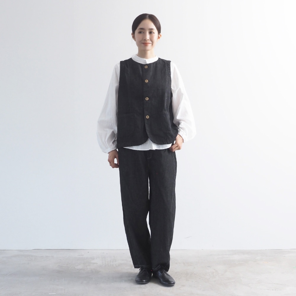8ozムラデニム フロントボタンベスト ベストを着た女性の全身