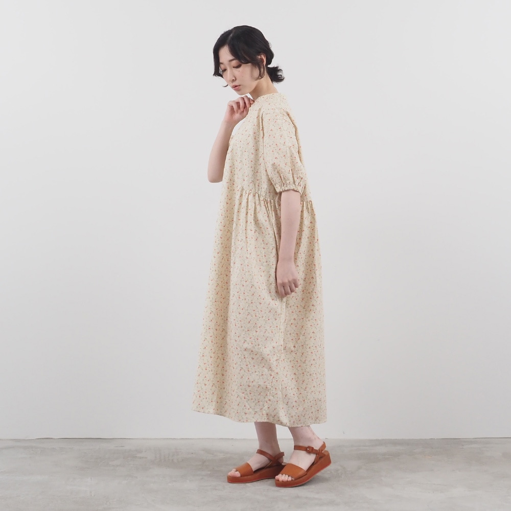 ブロードBOTANICAL HARMONY コクーンワンピース　ワンピースを着た女性の全身