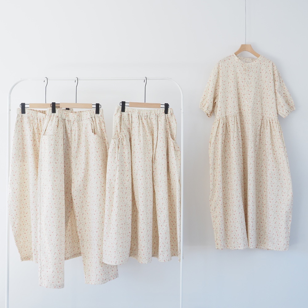 ブロードBOTANICAL HARMONY コクーンワンピース　ワンピースを着た女性の正面