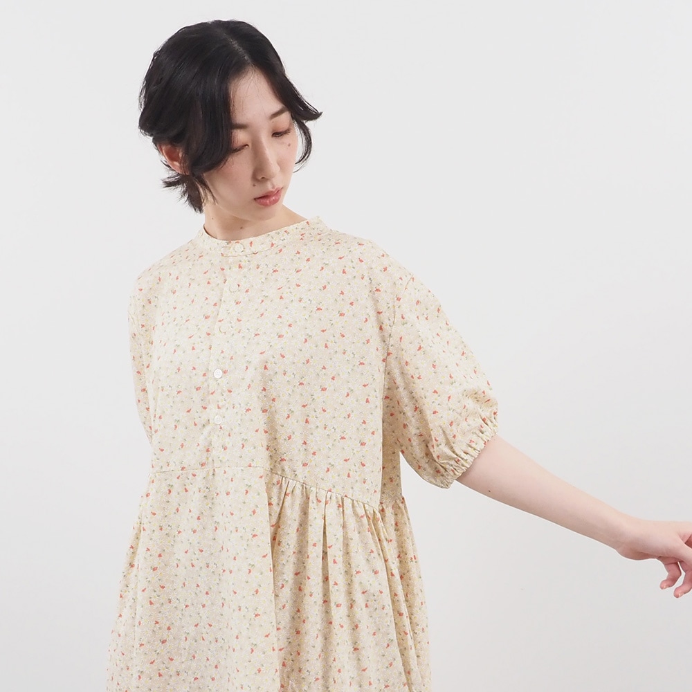 ブロードBOTANICAL HARMONY コクーンワンピース　ワンピースを着た女性の正面