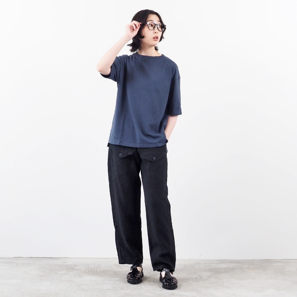 40/2天竺 コンパクトスリットT　Tシャツを着た女性の全身